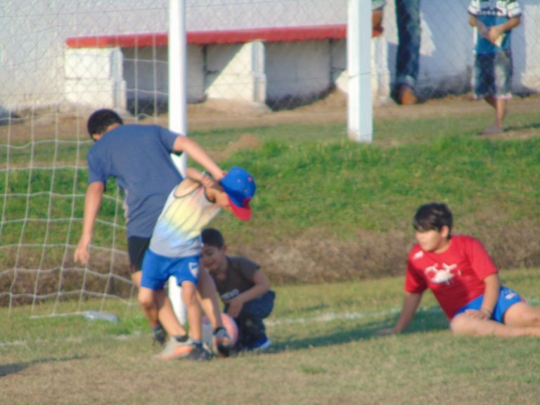 Niños jugando al fútbol