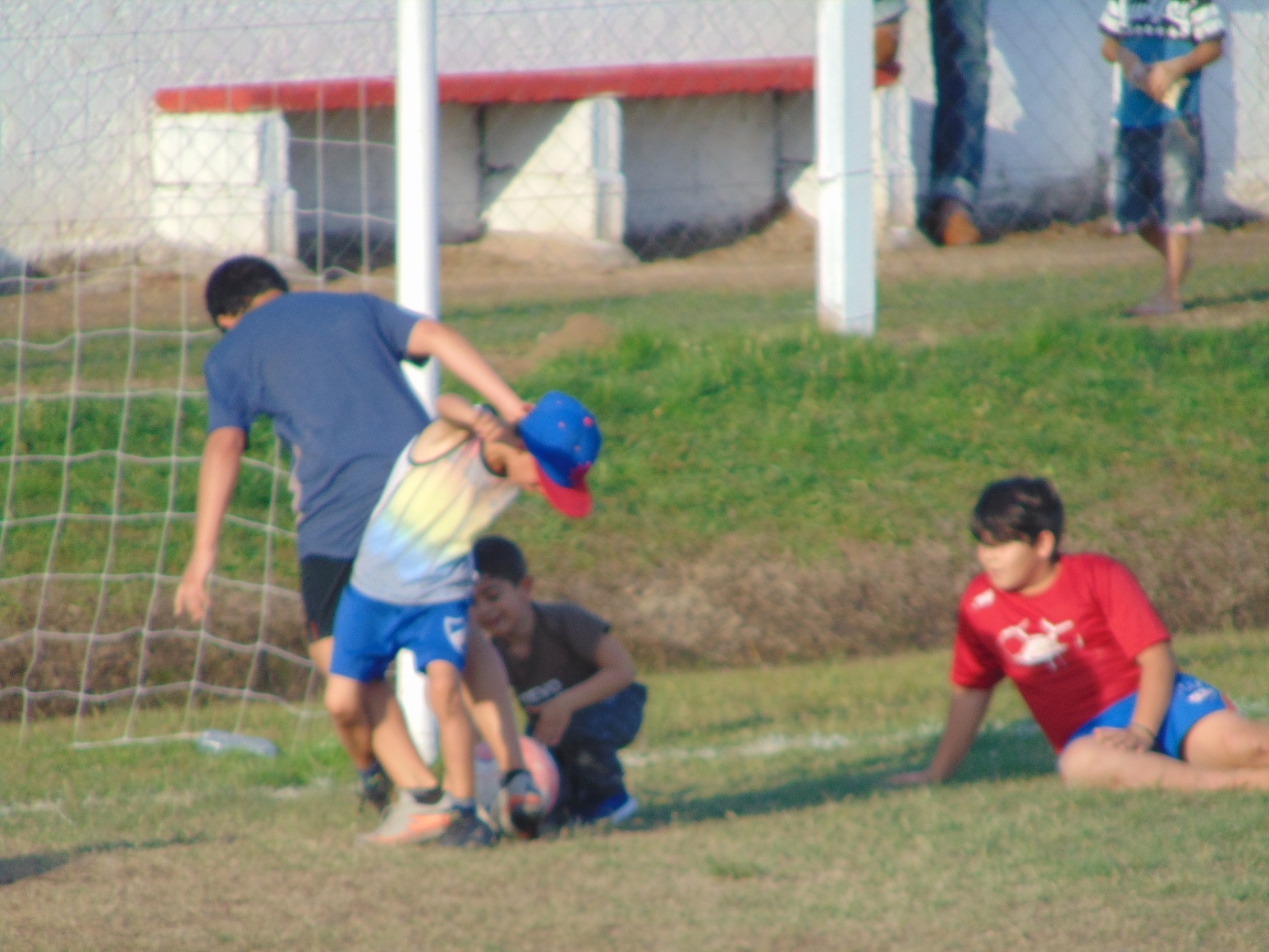 Niños jugando al fútbol