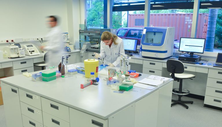 Mesa-de-análisis-clínicos