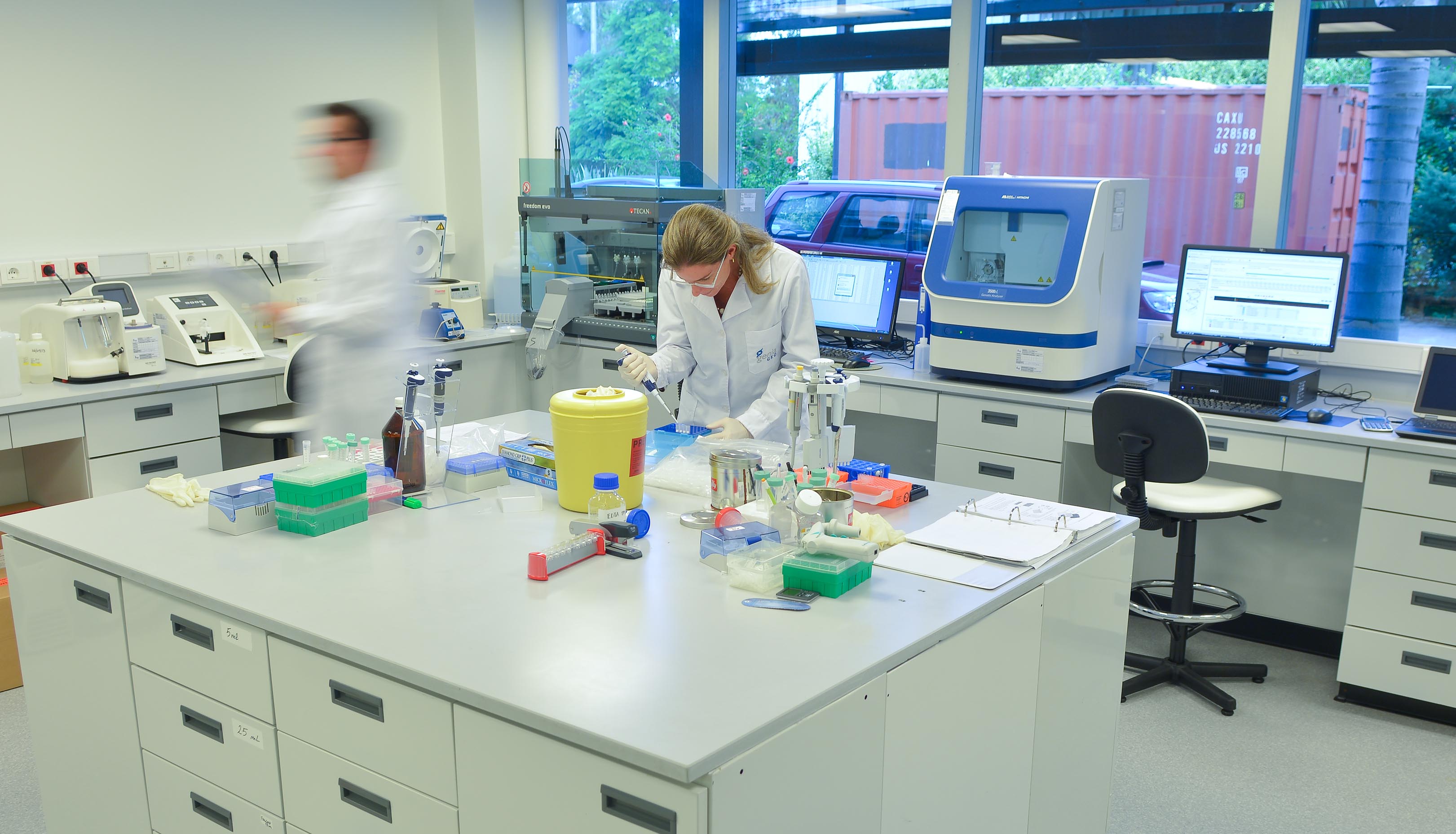 Mesa-de-análisis-clínicos