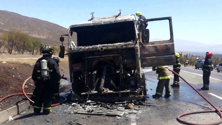 Camión incendiado