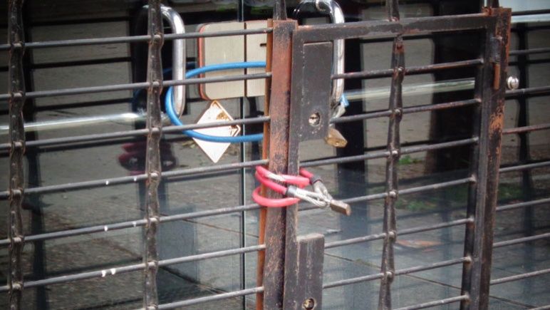 Comercio cerrado con candado