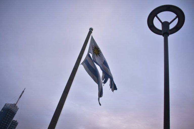 Bandera de Uruguay destrozada -observador