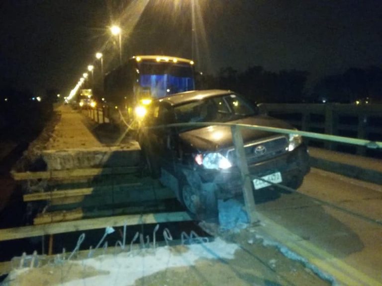 Camioneta en puente2