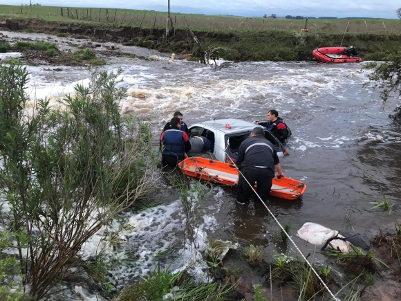 Auto arrastrado por la corriente -elpais