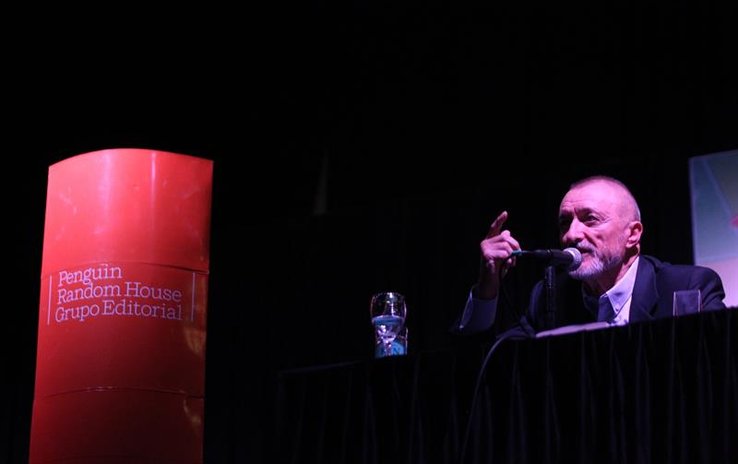 Perez-Reverte -académico