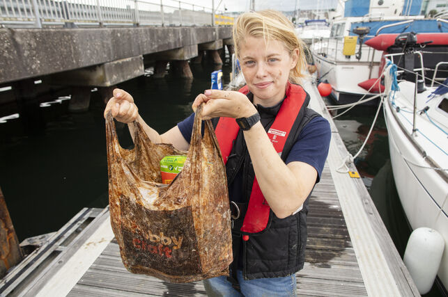 investigadora-Imogen-Napper-muestra-biodegradable_EDIIMA20190430_1068_20