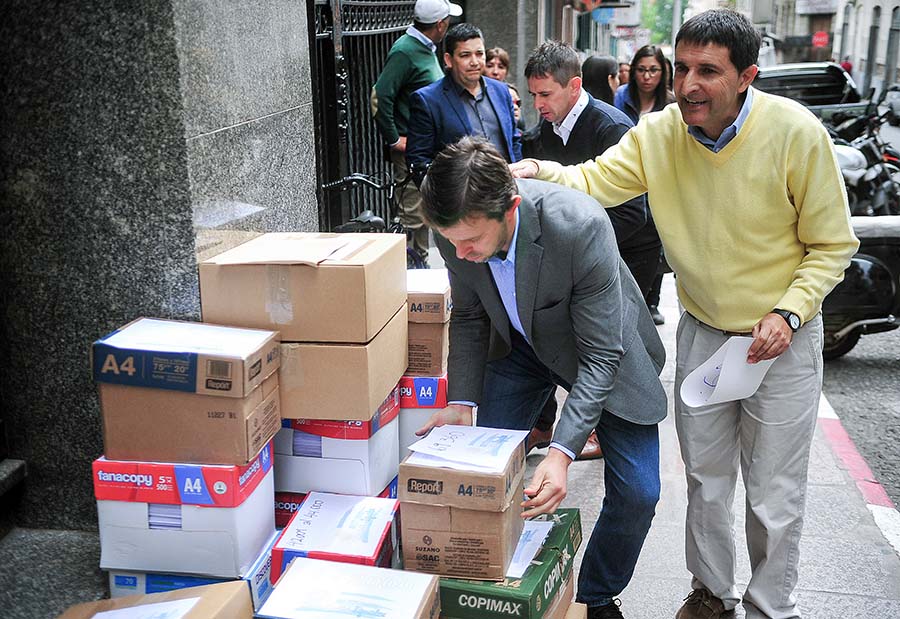 Iafigliola y Dastugue presentaron firmas contra la ley trans.