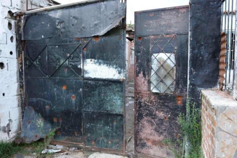 Portón con disparos -observador