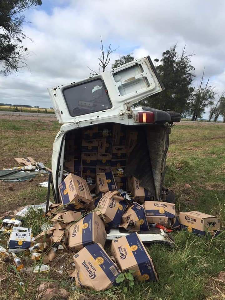 Camioneta volcada contrabando