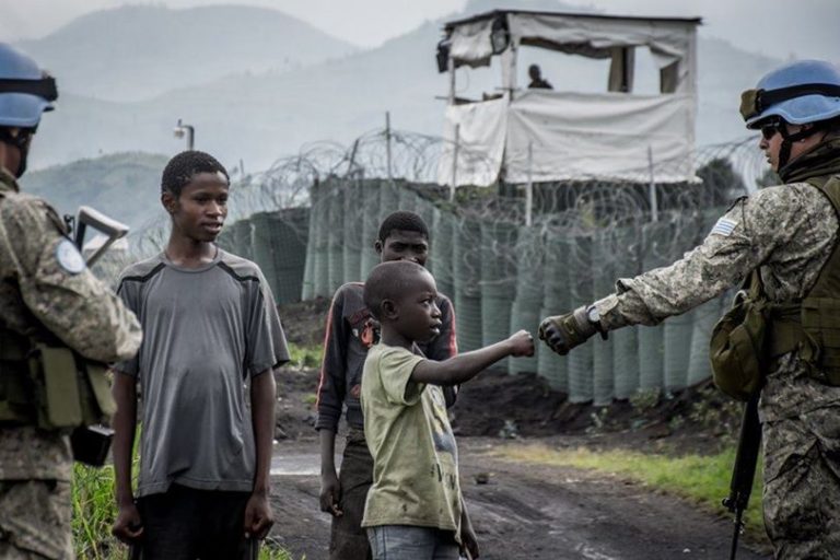 Cascos azules, niños