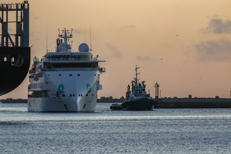 El crucero Greg Mortimer entra al Puerto de Montevideo