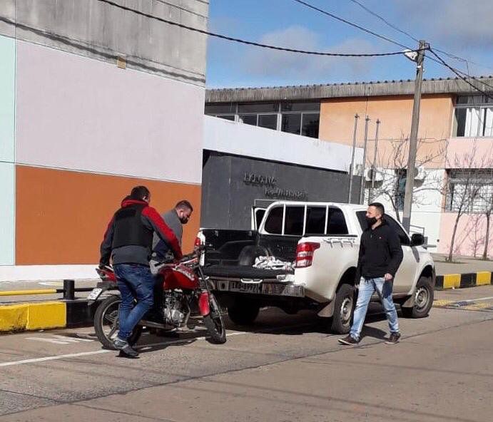 Policía con moto de asesino-subrayado