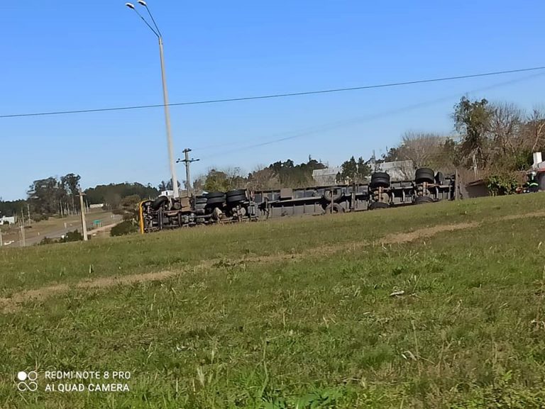 Vuelco en rotonda JPVarela