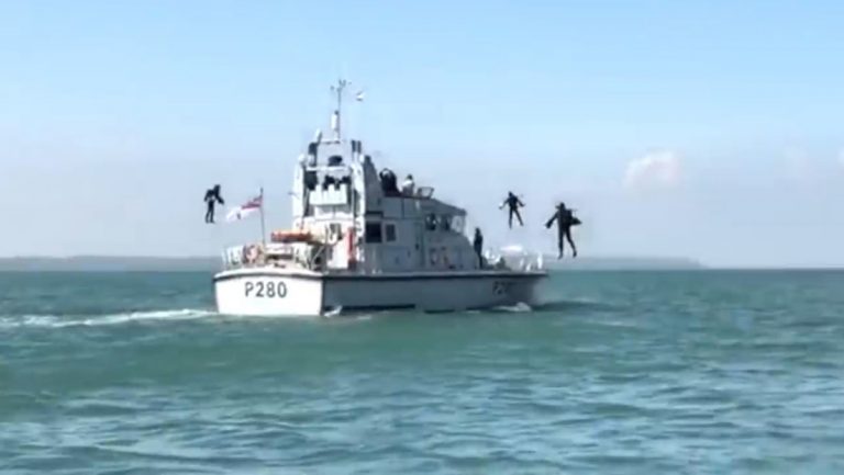 traje ironman -abordaje barco desde el aire