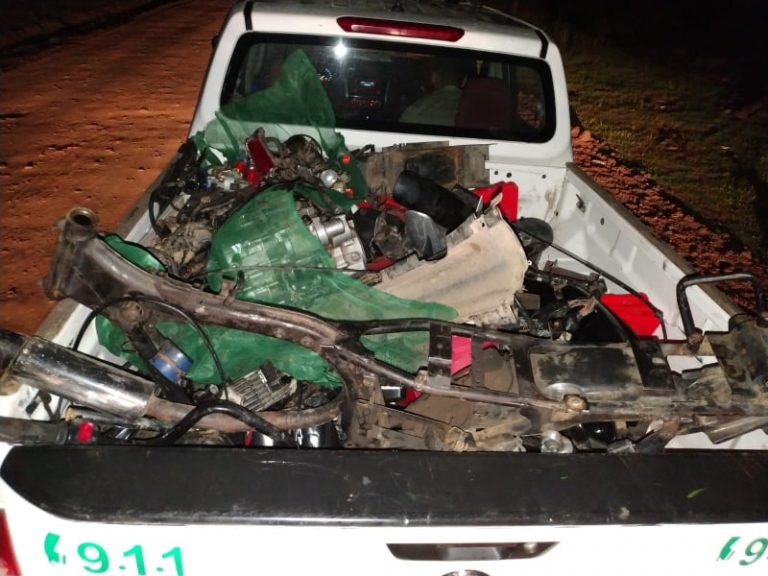 Camioneta con partes de motos