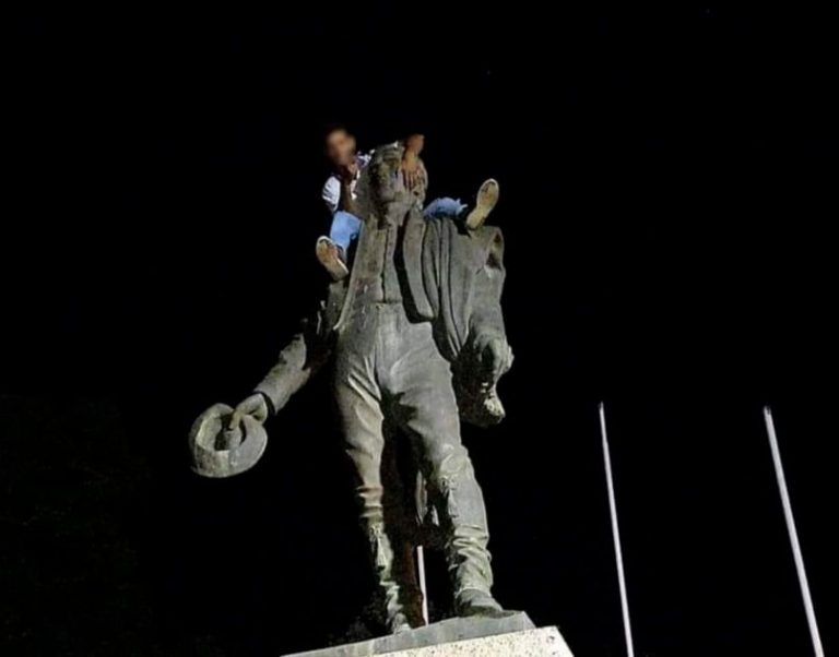 Soldado sobre monumento
