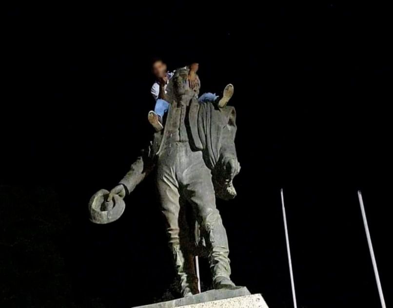 Soldado sobre monumento