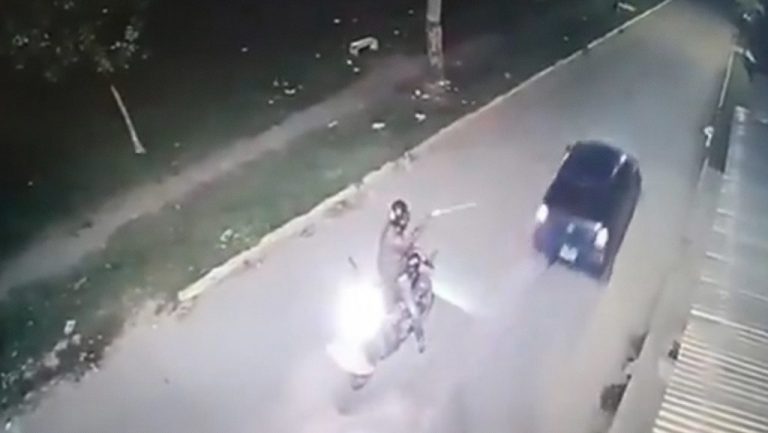 Hombre disparando en Argentina