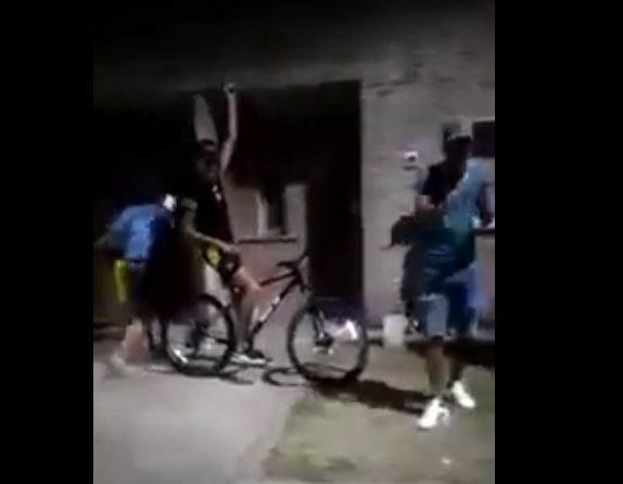 NINI disparando al aire