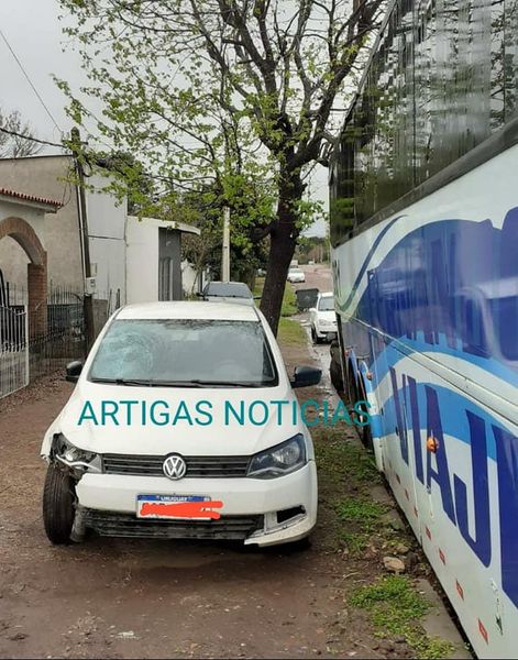 Auto que embistió a un joven