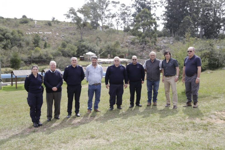 Policía y vecinos de Cerro Chato