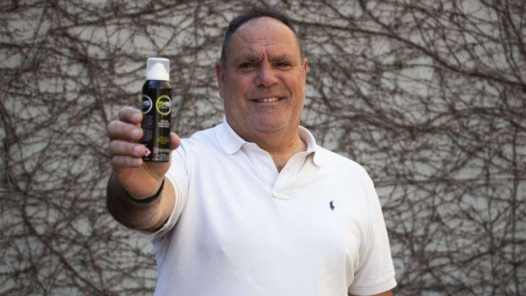 Pablo Silva con su Spray Futbolero