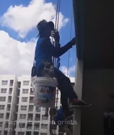 Pintores trabajando en el edificio