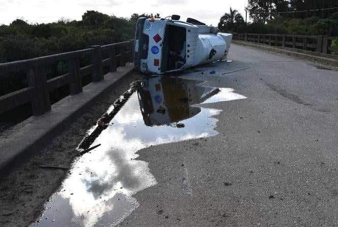Camión cisterna volcado