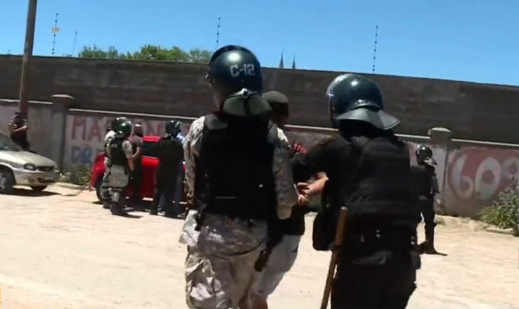 Sindicalistas retirados por la policía en la entrada del puerto