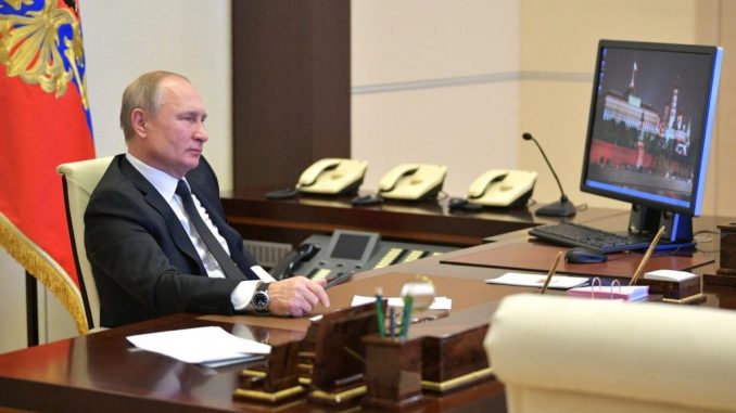 Putin en su escritorio