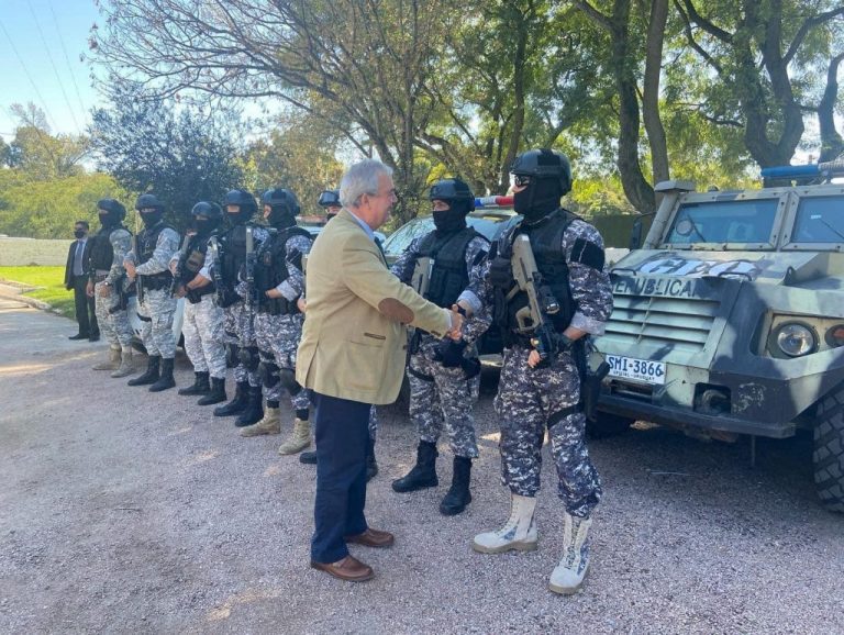 Reconocimiento a policías por incautación de drogas