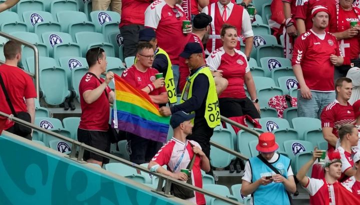 Bandera LGBT en estadio