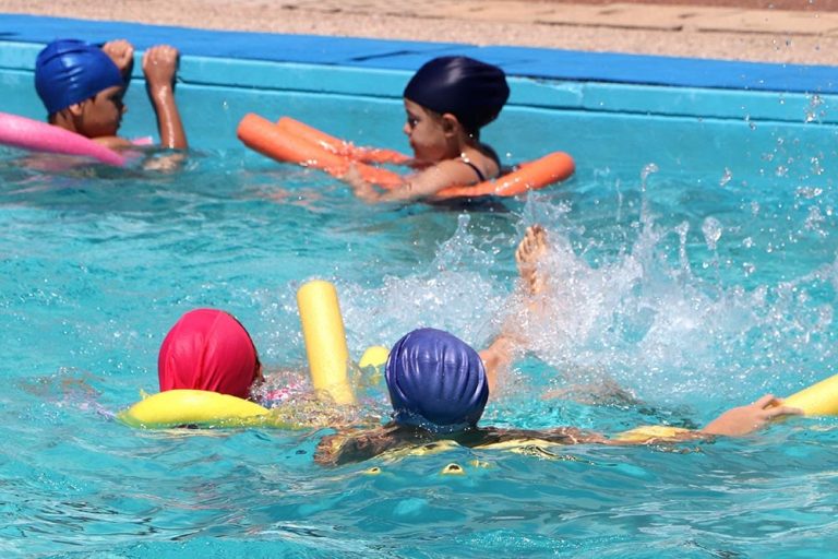Niños en la piscina