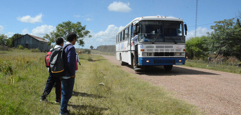 Estudiantes esperando el ómnibus