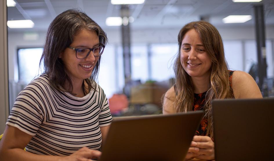 Jóvenes con computadoras