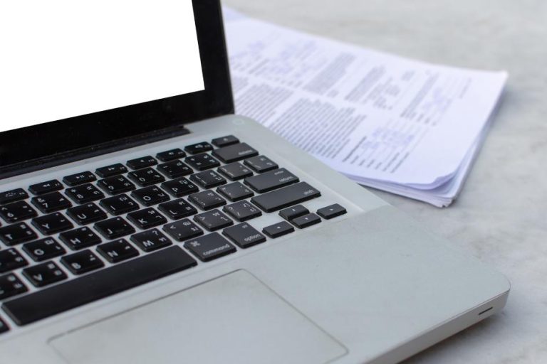 Computadora y papeles